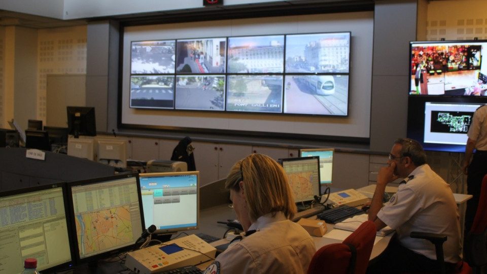 Près de Lyon : un opérateur de vidéosurveillance repère une femme en train d'être battue, elle ne porte pas plainte