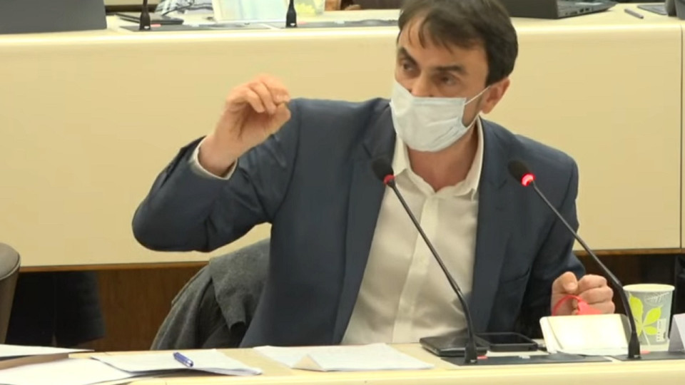 Métropole de Lyon : Grégory Doucet rabroue les hommes qui n'écoutent pas les femmes parler