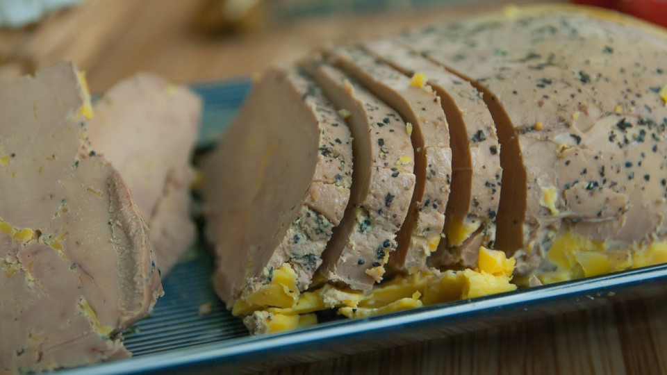 Foie gras banni dans les mairies de Lyon et de Villeurbanne : trois députés du Rhône signent une tribune