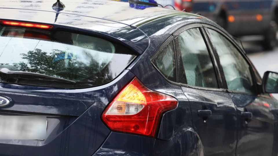 En pleine course poursuite, la voiture de la BAC de Lyon s'enflamme