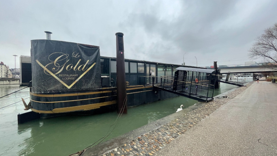 Lyon : le Conseil d’Etat ordonne au Fragory de quitter son emplacement, la péniche est toujours à quai