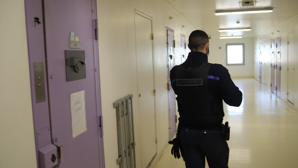 Près de Lyon : le cluster de la prison de Corbas explose, 133 cas de Covid-19 détectés