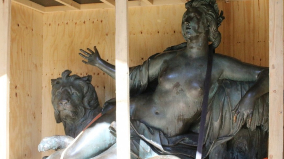 Le Rhône et la Saône, les deux statues des frères Coustou, installées ce mardi au sein du Musée des Beaux-Arts