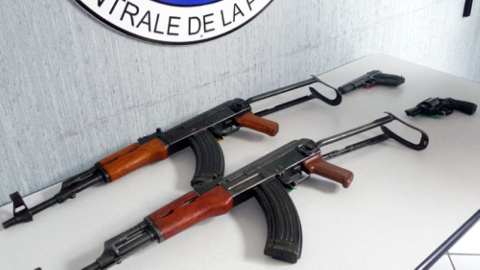 Près de Lyon : soupçonné de vendre des stupéfiants, il tombe pour trafic d’armes de guerre