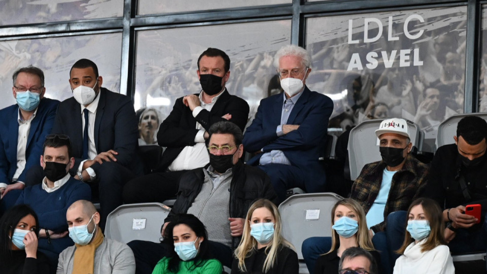 Villeurbanne : le maire Cédric Van Styvendael accueille Lionel Jospin et l’emmène voir l’ASVEL