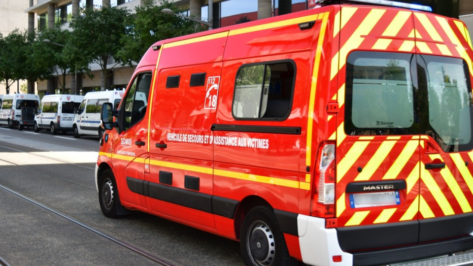 Saint-Fons : il prétexte un malaise et détruit le véhicule des pompiers
