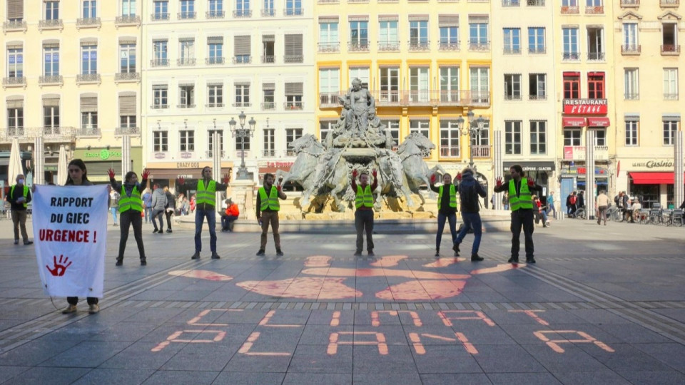 Rapport du GIEC sur le climat : les militants d’Alternatiba mènent une action à Lyon