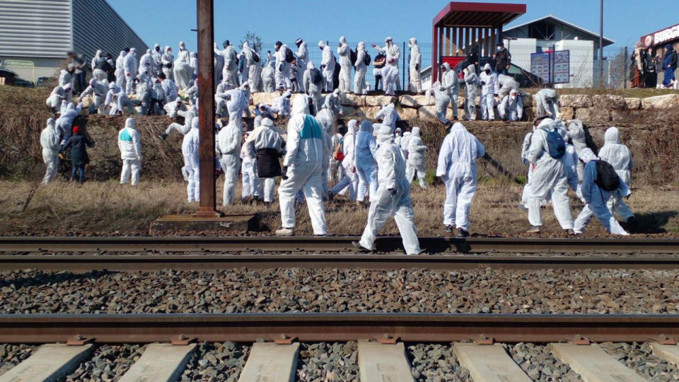 Près de Lyon : le site Bayer-Monsanto de Villefranche bloqué par des centaines de manifestants