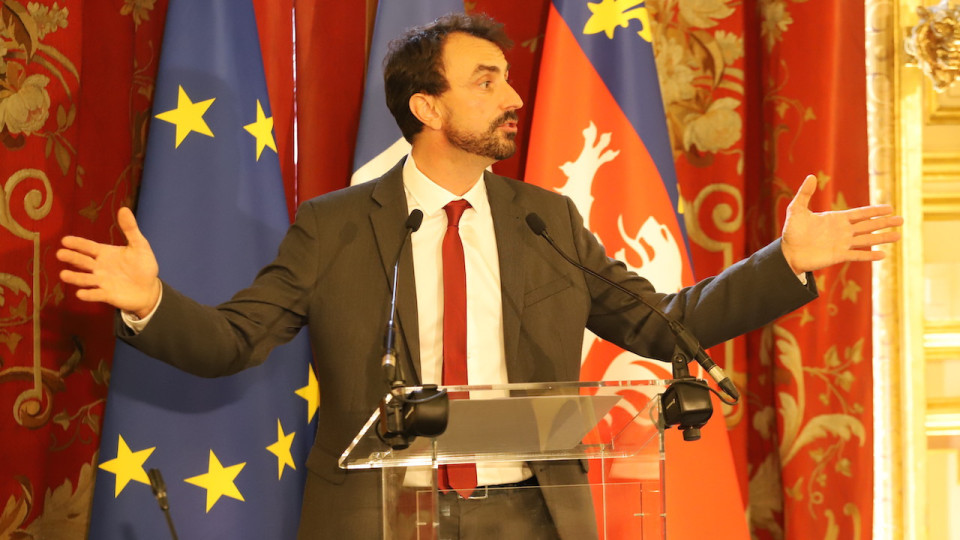 Drapeaux brûlés à Lyon : des "dégradations intolérables" pour Grégory Doucet