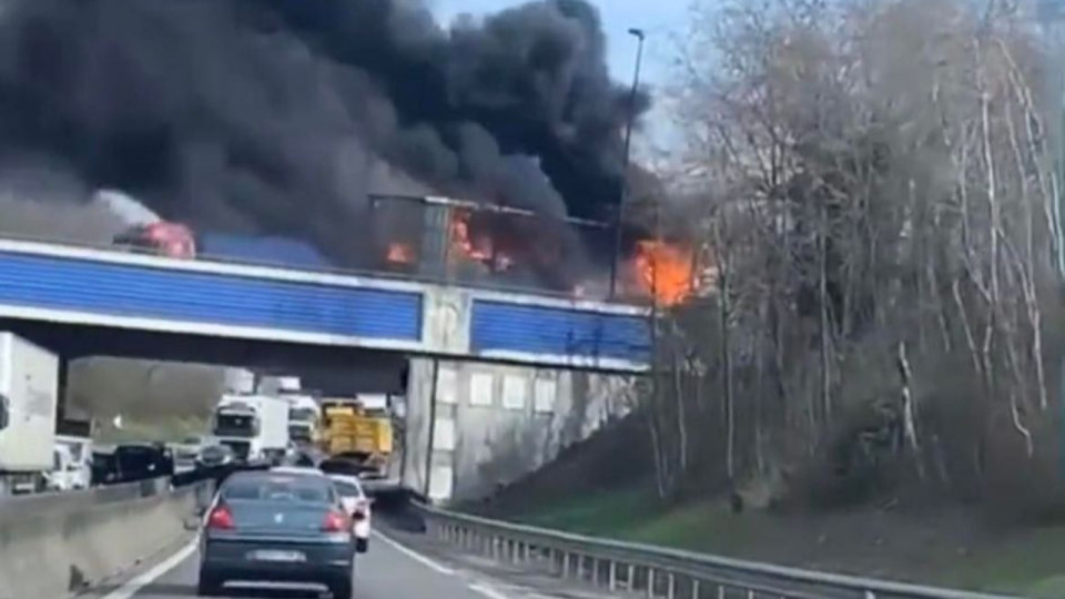 Un poids-lourd contenant des batteries au lithium prend feu sur la Rocade Est