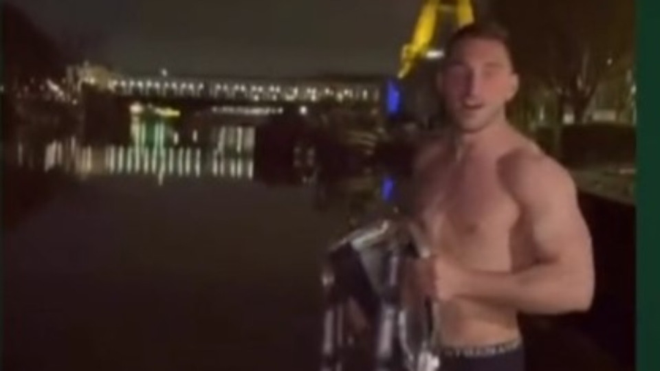 Tournoi des Six Nations : Baptiste Couilloud (LOU Rugby) plonge dans la Seine avec le trophée