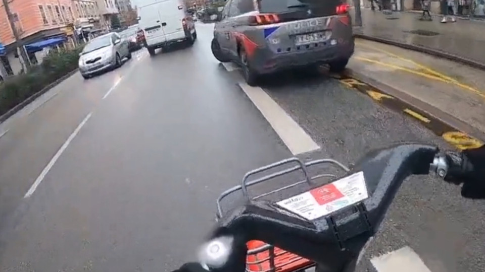 Lyon : la police remporte le concours des véhicules "garés comme une merde" de la Ville à Vélo