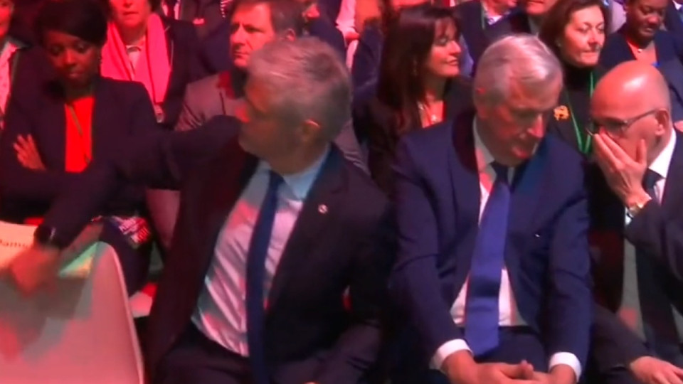 Blague ou tentative de déstabilisation : Laurent Wauquiez cache la pancarte de Damien Abad au meeting de Valérie Pécresse