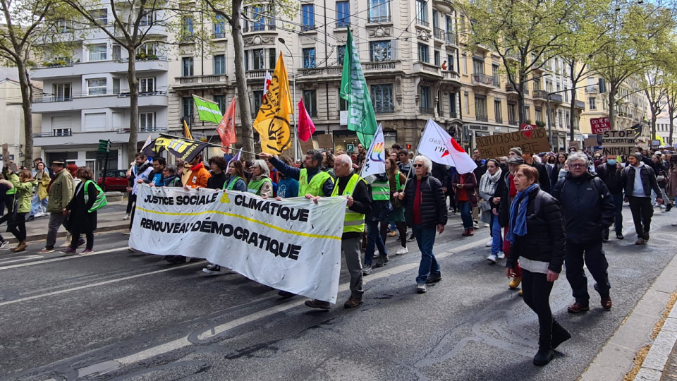 Climat, lutte contre les extrêmes : à la veille du premier tour, 2000 personnes marchent pour le futur à Lyon