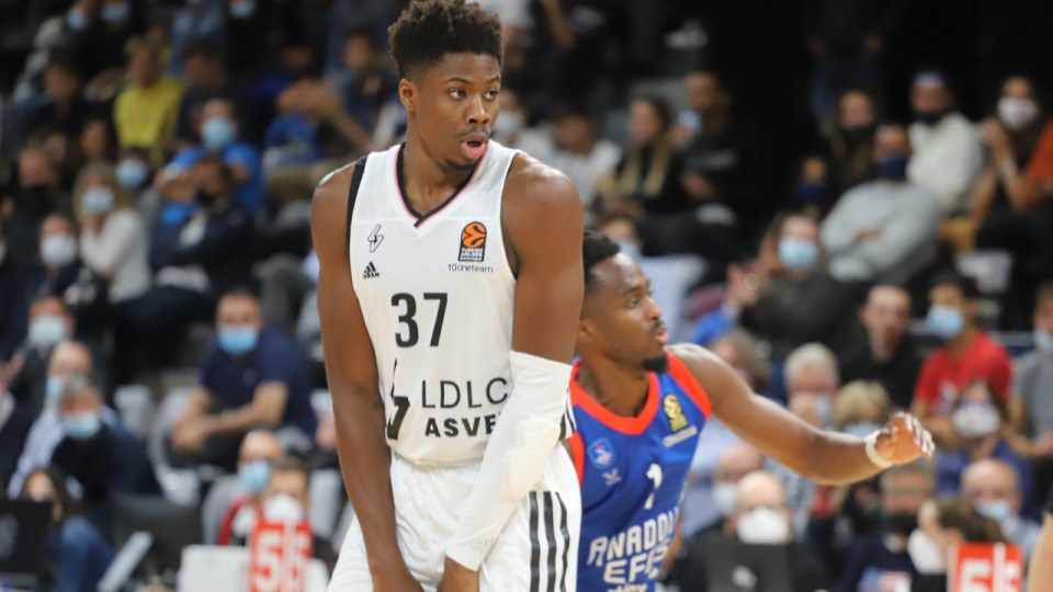 ASVEL-Paris Basket : une large victoire et un bel hommage à Amara Sy