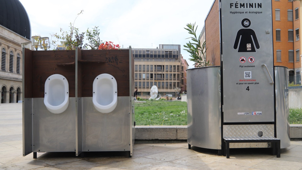 Urinoirs place Louis-Pradel : les écologistes maintiennent l’expérimentation jusqu’à fin septembre