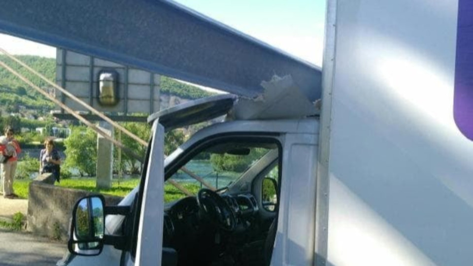 Près de Lyon : le pont de Couzon de nouveau fermé à la circulation… encore à cause d'un camion hors-gabarit !