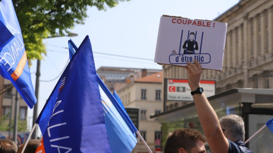 Lyon : les policiers "armés par la profession mais désarmés par la loi" revendiquent la légitime défense