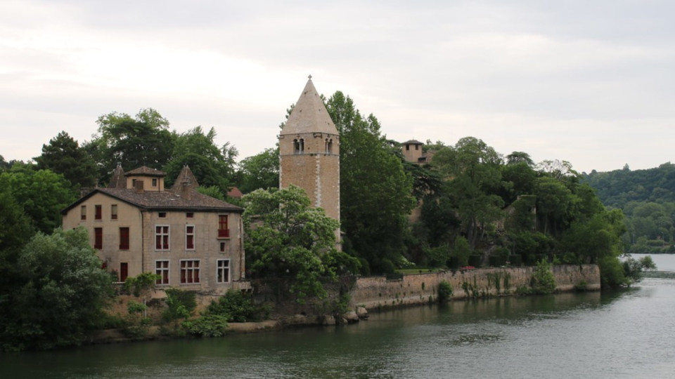 Lyon : offrez-vous le mobilier et la vaisselle de l’Auberge de l’Ile Barbe