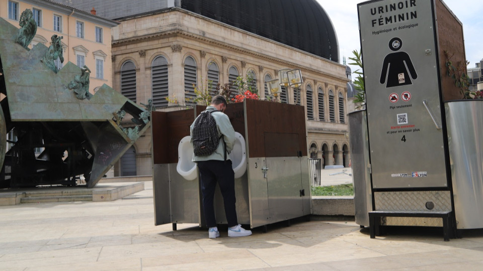 Lyon : Bruno Bernard affirme que les urinoirs inclusifs sont un succès