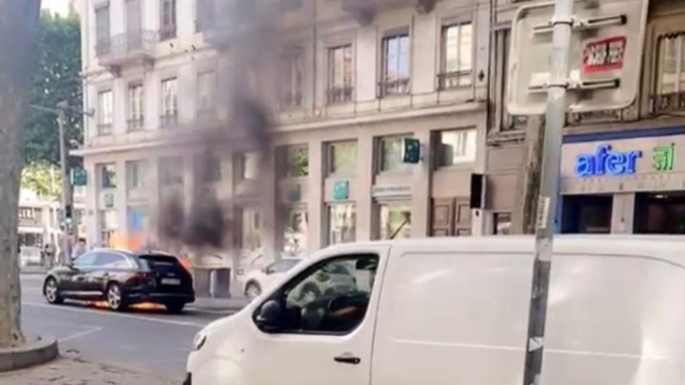 Lyon : une voiture s’embrase en pleine ville ce mardi matin