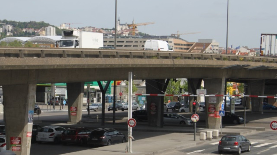 Lyon : deux jeunes entre la vie et la mort apr&egrave;s avoir &eacute;t&eacute; percut&eacute;s par une voiture