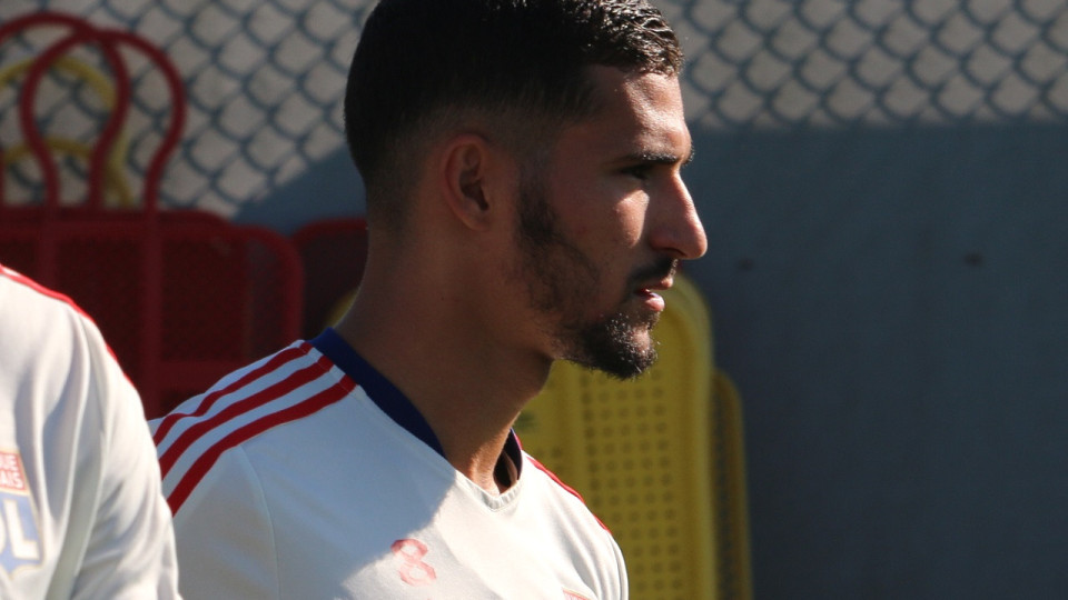Le Betis Séville prêt à associer Houssem Aouar (OL) à Nabil Fekir