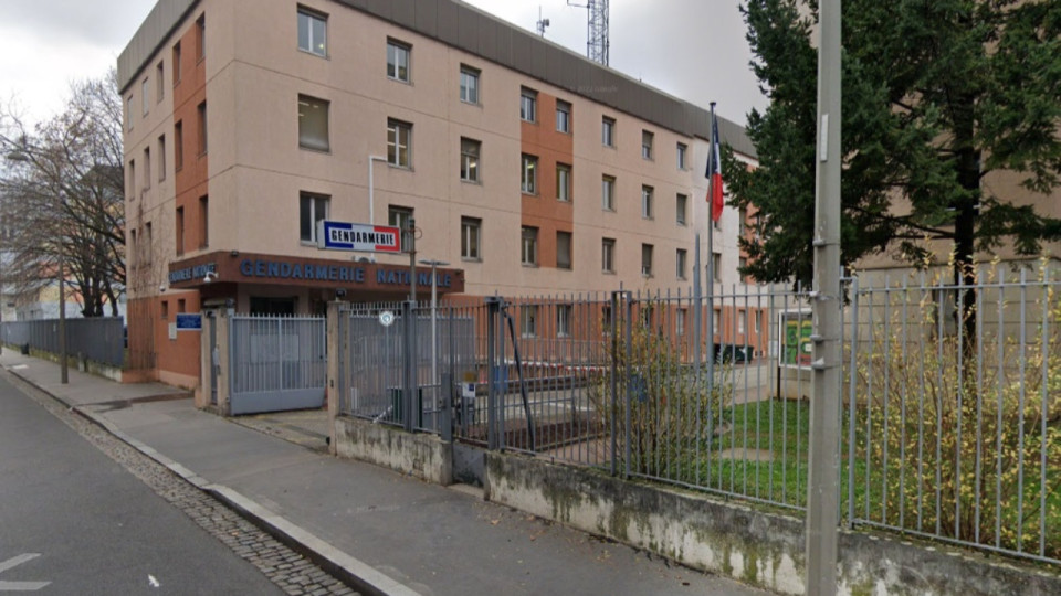 Lyon : le siège de la gendarmerie visé par des tirs de mortiers d'artifice