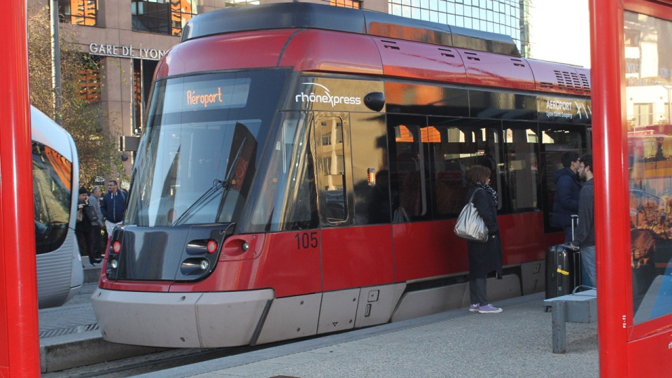 Vaulx-en-Velin : deux blessés après l’attaque d’un Rhônexpress, un bus et un tramway également détériorés