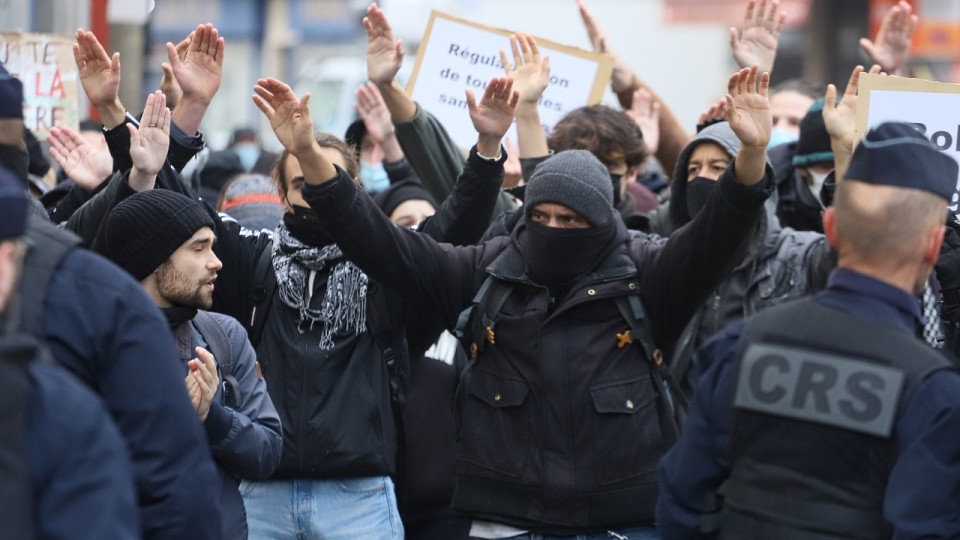 Lyon : à 56 ans, elle jette du maïs et menace de mort les policiers lors d'une manifestation d'ultragauche
