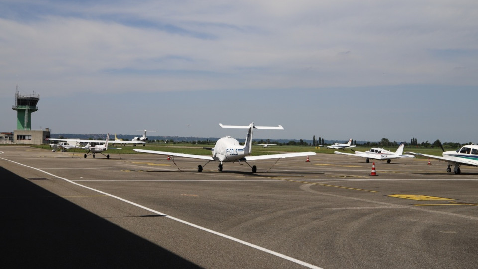 Aéroport de Lyon-Bron : sept membres d'Extinction Rebellion arrêtés au salon France Air expo