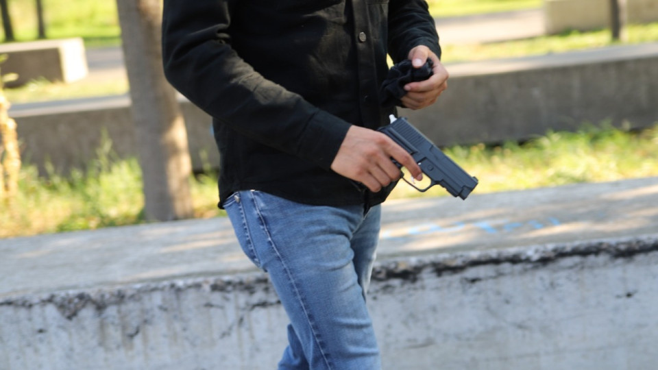 Un homme tire des plombs sur son ex pr&egrave;s de Lyon, le suspect en fuite