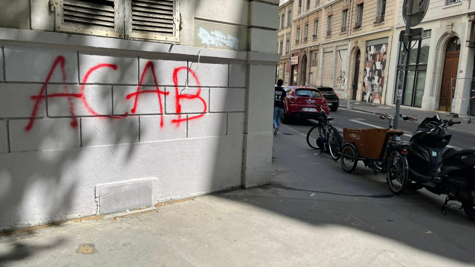 Lyon : le maire LR du 2e arrondissement signale un tag anti-police sur Twitter, les écologistes lui tombent dessus