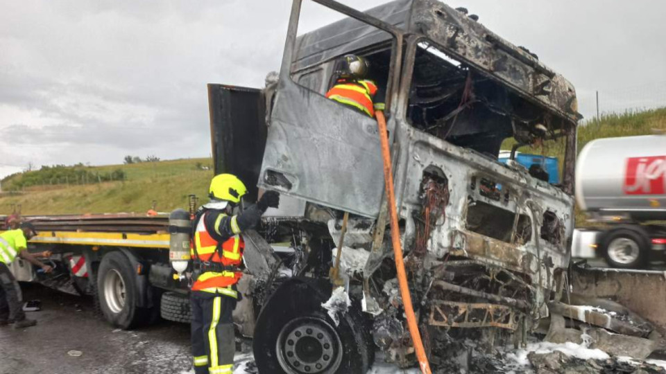 Un camion prend feu sur l'A89, l'autoroute coupée après Lyon