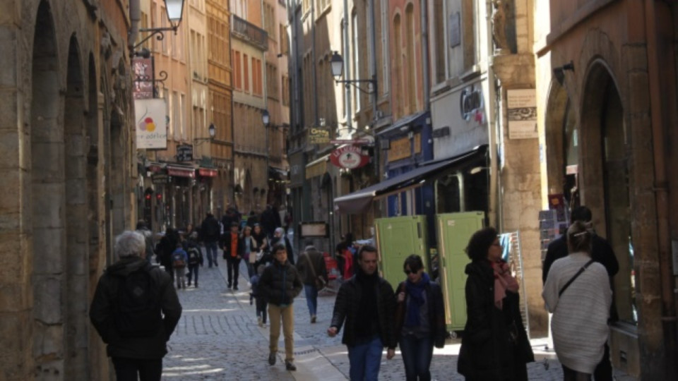 Lyon : des points d’informations touristiques à la sortie du métro du Vieux-Lyon