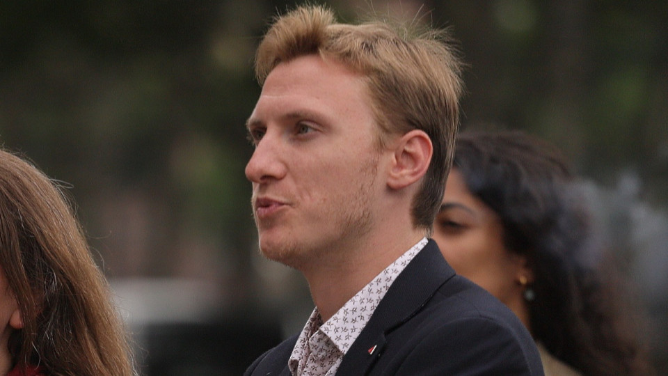 Une pétition lancée pour soutenir Warren Dalle, poursuivi pour avoir fait des tags pro-NUPES à la craie près de Lyon