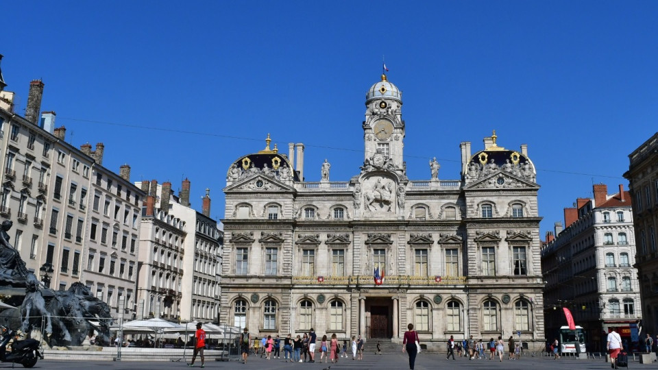 Lyon : deux policiers blessés à coups de tesson de bouteille en défendant une femme harcelée en pleine rue