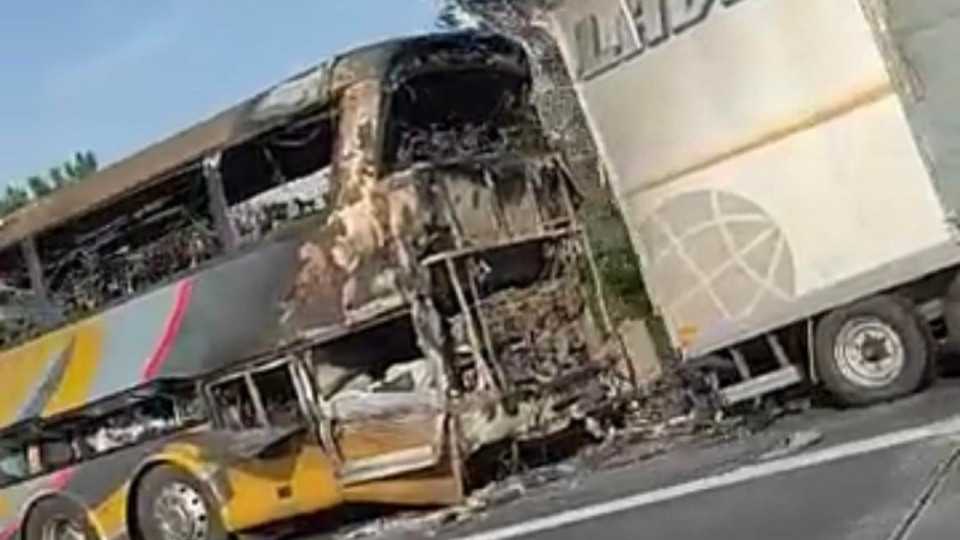 Un car prend feu sur le périphérique à Lyon