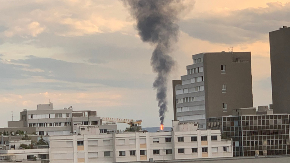 Feyzin : la torchère de nouveau utilisée par Total, un immense panache de fumée visible depuis Lyon