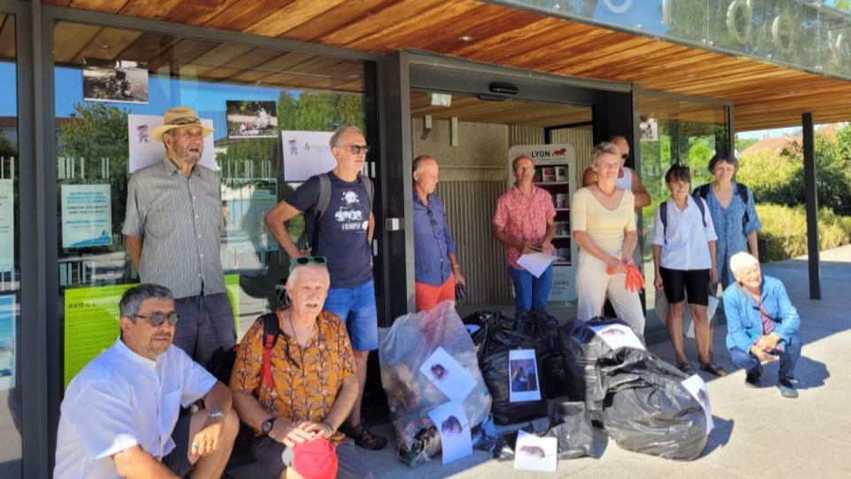 Près de Lyon : des élus écologistes déversent des ordures devant la mairie de Francheville, le maire porte plainte
