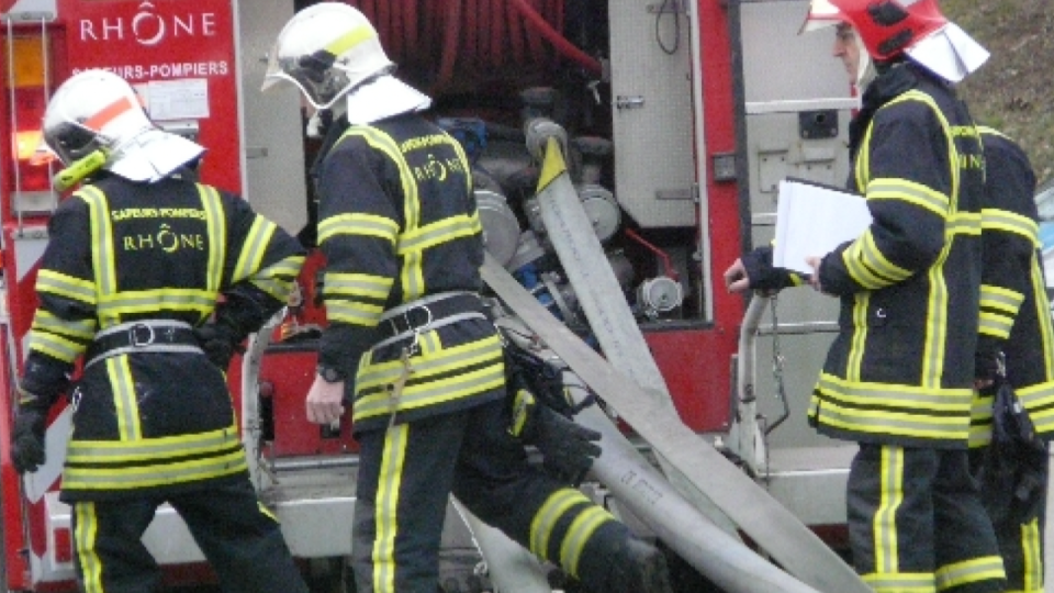 Pr&egrave;s de Lyon : un bouchon de 8 km s&rsquo;est form&eacute; apr&egrave;s un incendie en bordure de l&rsquo;A46