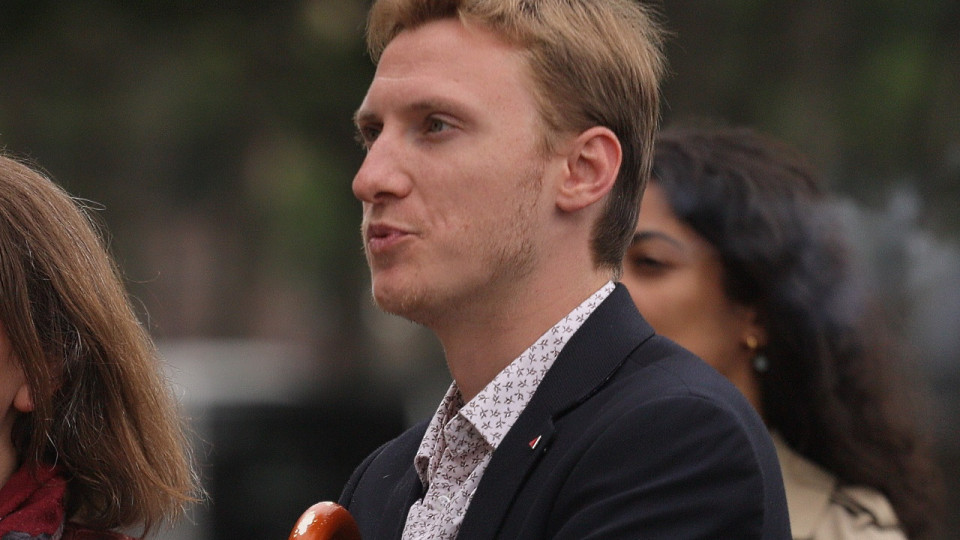 Les quatre députés NUPES du Rhône demandent l’arrêt des poursuites contre Warren Dalle et ses dessins à la craie