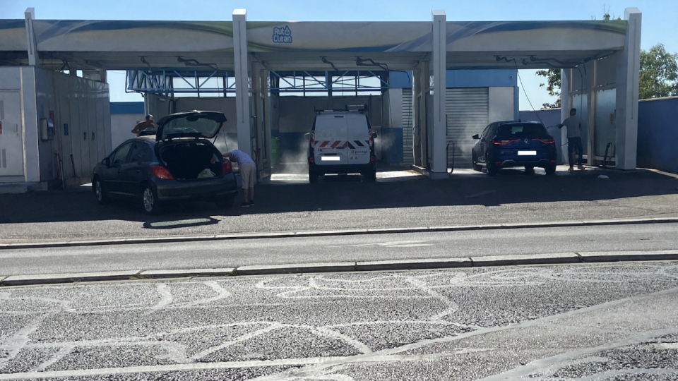 Sécheresse à Lyon : que risquent les personnes qui continuent à laver leur voiture ?