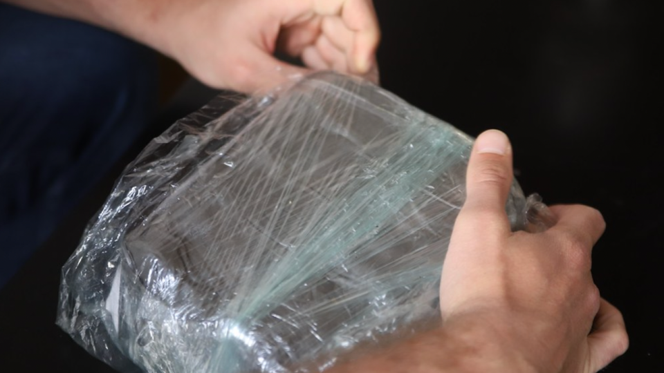 Près de Lyon : de la drogue a été catapultée en prison par trois hommes