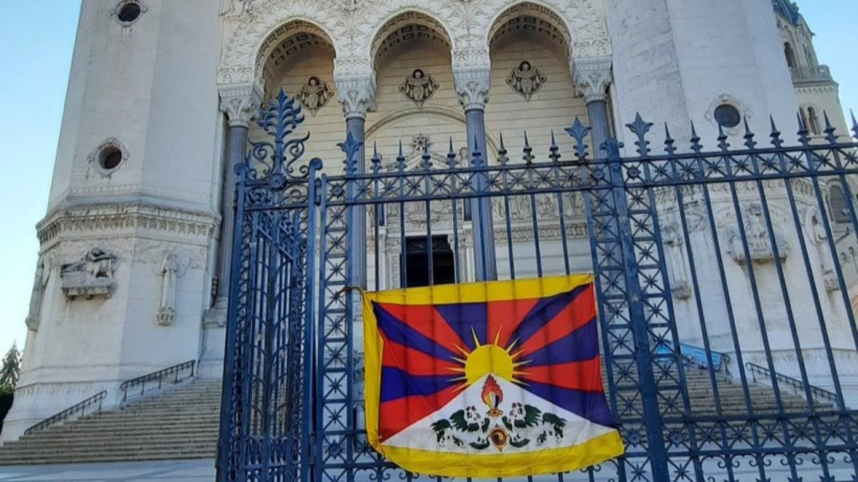 Des drapeaux à Lyon pour soutenir les Tibétains