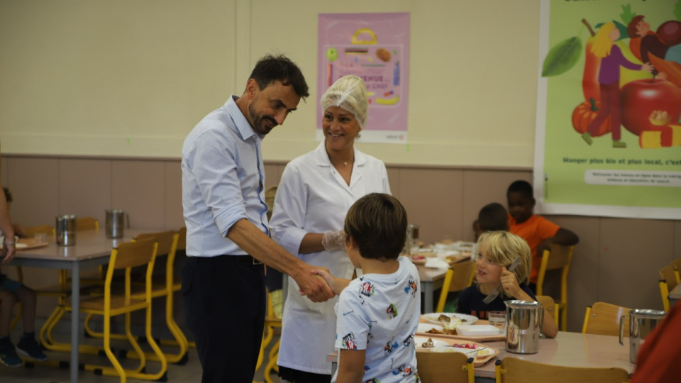 Entre élèves et professeurs, Grégory Doucet en visite dans une cantine scolaire