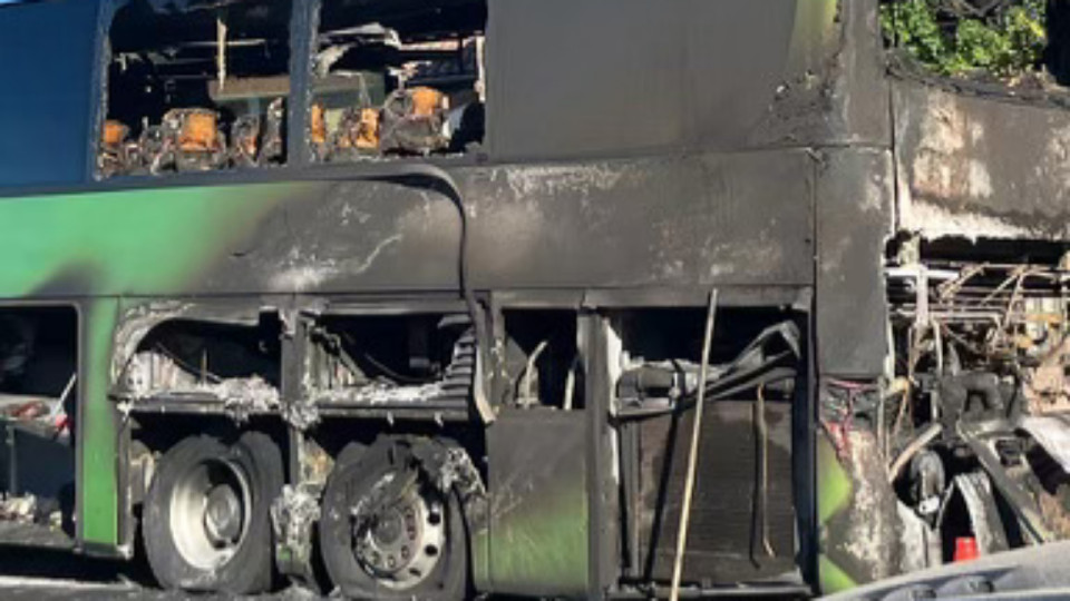 Pr&egrave;s de Lyon : leur avion rencontre un probl&egrave;me, le car de remplacement victime d&rsquo;un incendie