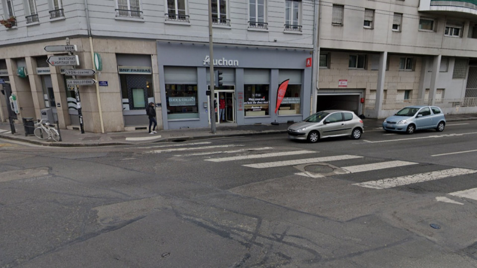 Lyon : une femme en fauteuil roulant meurt fauchée par un camion