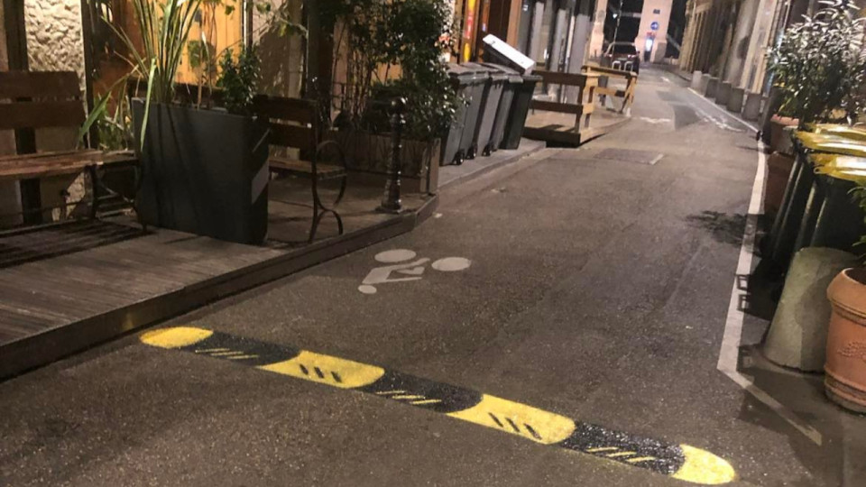 Lyon : le patron du café 203 récidive en installant un ralentisseur… tagué !