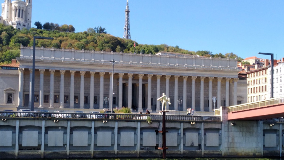 Lyon : 20 ans de prison pour s’être acharné sur une octogénaire dans sa cage d’escalier
